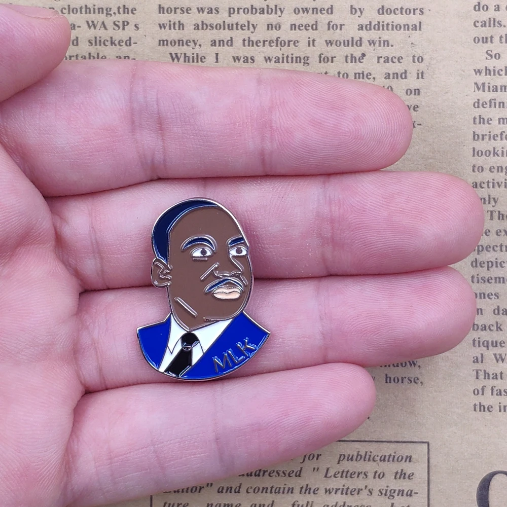 Мартин Лютер Кинг младший девиз черная живая материя эмалированная брошь на