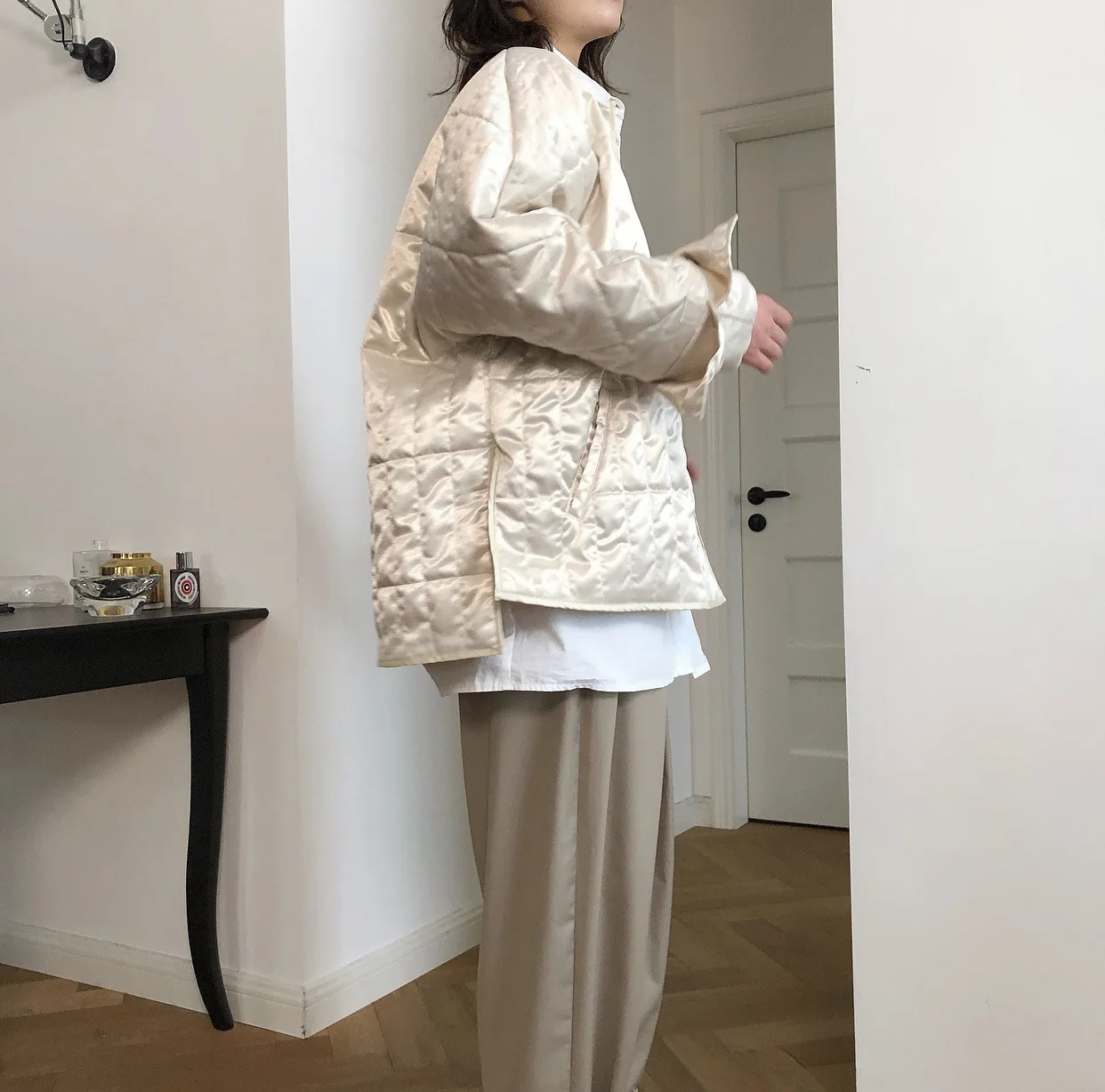 Осенние новые модные атласные стеганые куртки с круглым вырезом и хлопковой