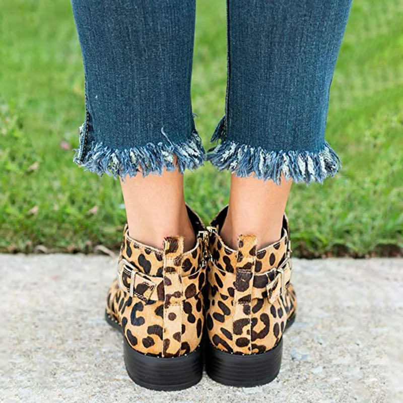 Женские ботинки с леопардовым принтом на молнии острым носком из змеиной кожи