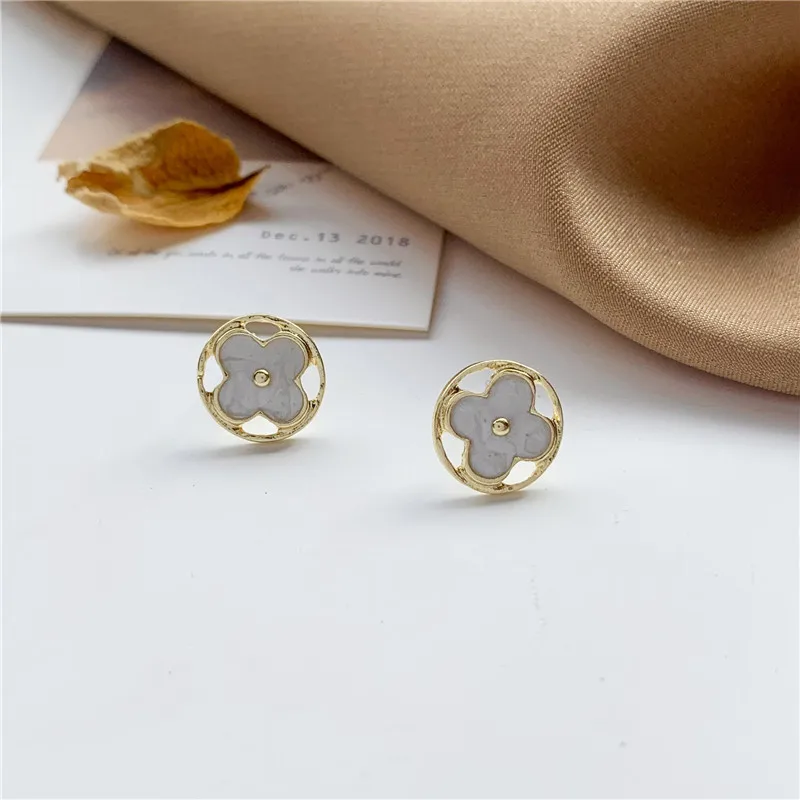 

12 шт./лот, корейский темперамент, простой маленький аромат, круглые серьги с лепестками, милые серьги для девочек