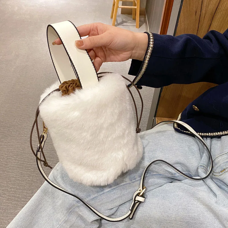 

Зимние сумки для женщин 2021, мягкая сумка-мешок из искусственного меха, однотонная сумка на плечо, теплый клатч, кошелек, плюшевые женские сум...