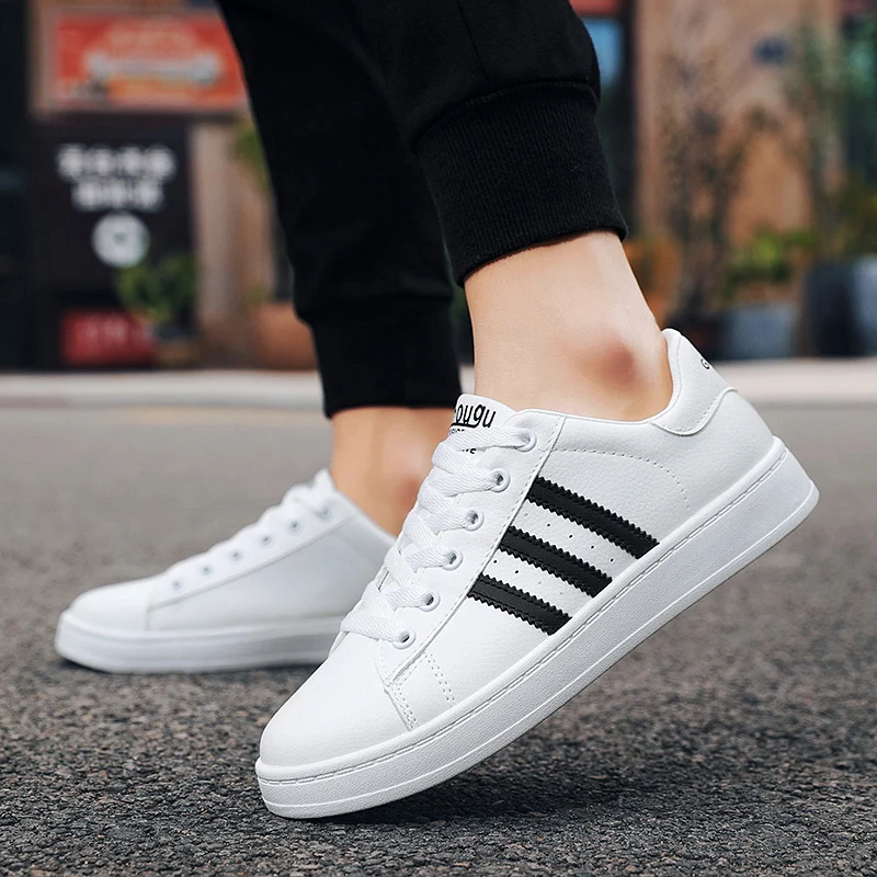 

2021 New Summer Men Shoes Breathable Lightweight Cheap Mesh Men Casual Shoes Beach Water Shoes Summer Sneakers Men Plus Size