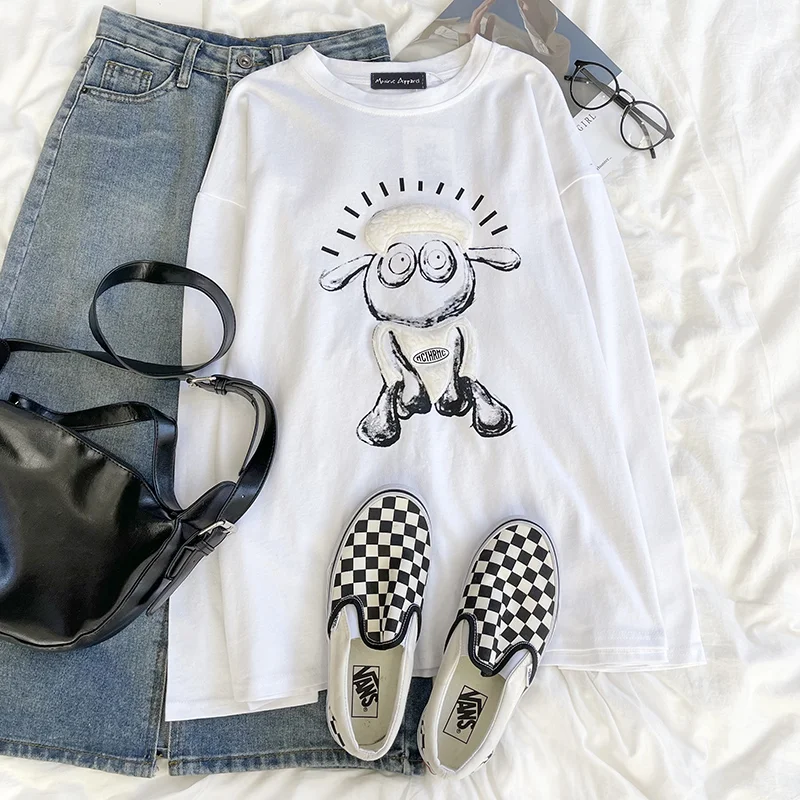 

Белая футболка оверсайз с длинным рукавом и рисунком из мультфильма