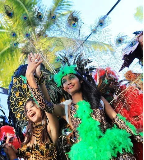 Оптовая продажа элегантные белые страусиные перья 15-75 см для рукоделия товары