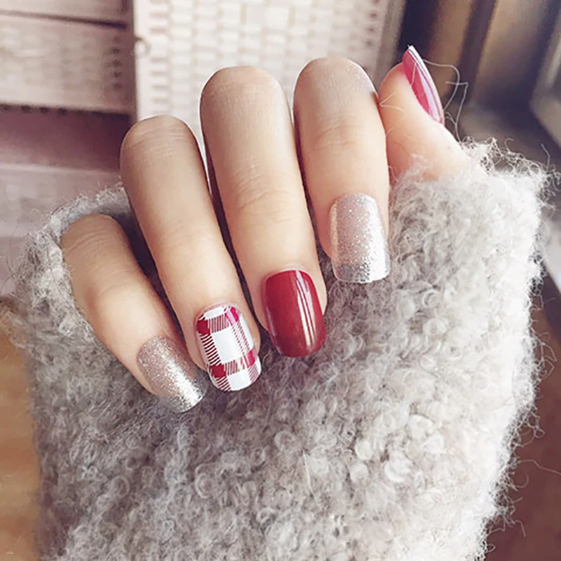 Квадратные поддельные ногти средней длины модные золотые и серебряные блестки