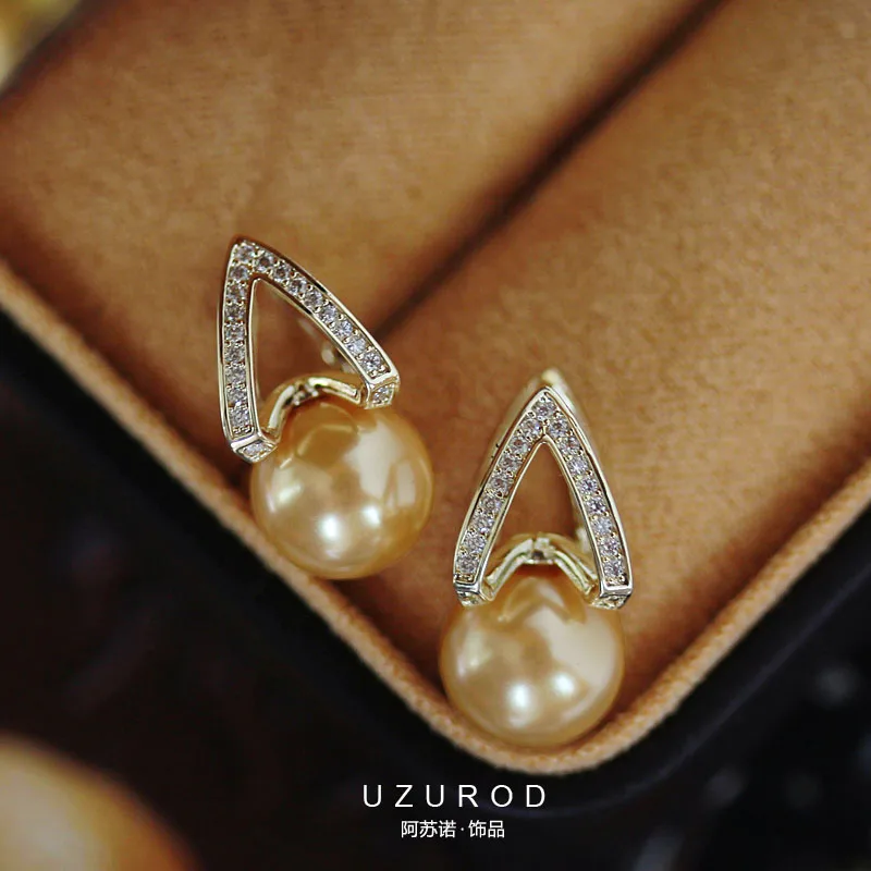 

Fashion Retro Elegant Three-dimensional Triangular Shape Yellow simulated pearls Stud Earrings For sweet Girl Women Jewelry
