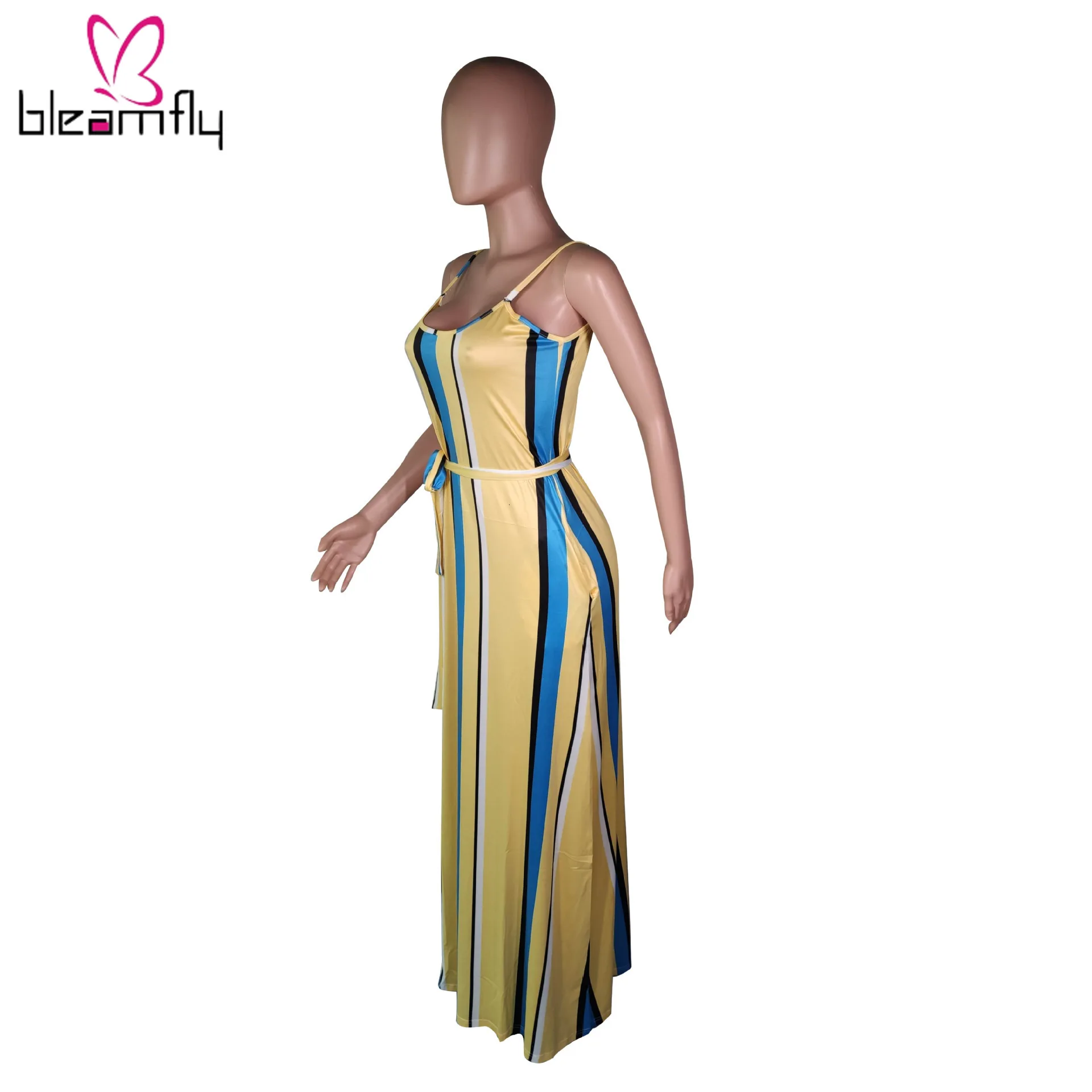 Летнее женское платье в полоску с принтом на тонких бретелях без рукавов поясом