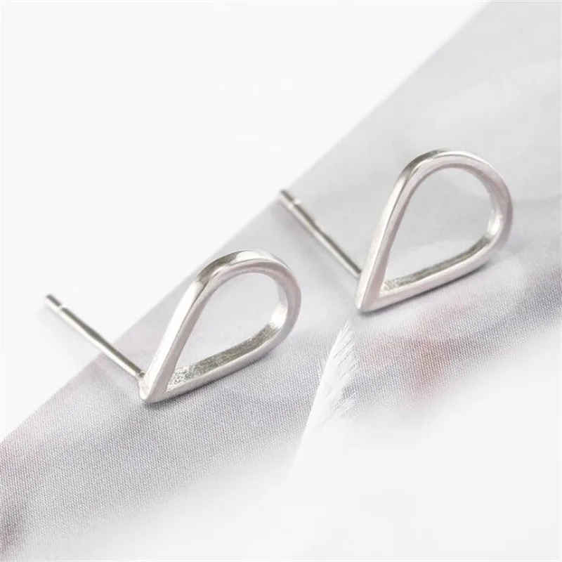

Einfache Neue Exquisite Mode 925 Sterling Silber berzogene Literarischen Wasser Tropfen Hohle Weibliche Stud Ohrringe SE183