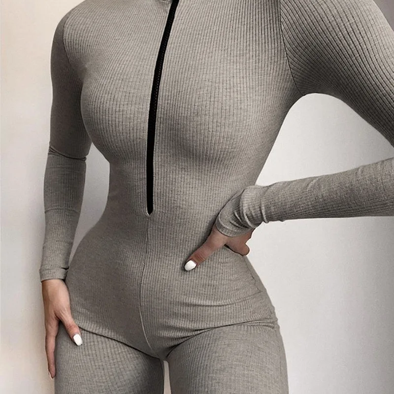 Женский трикотажный комбинезон в рубчик на молнии с v-образным вырезом и длинными