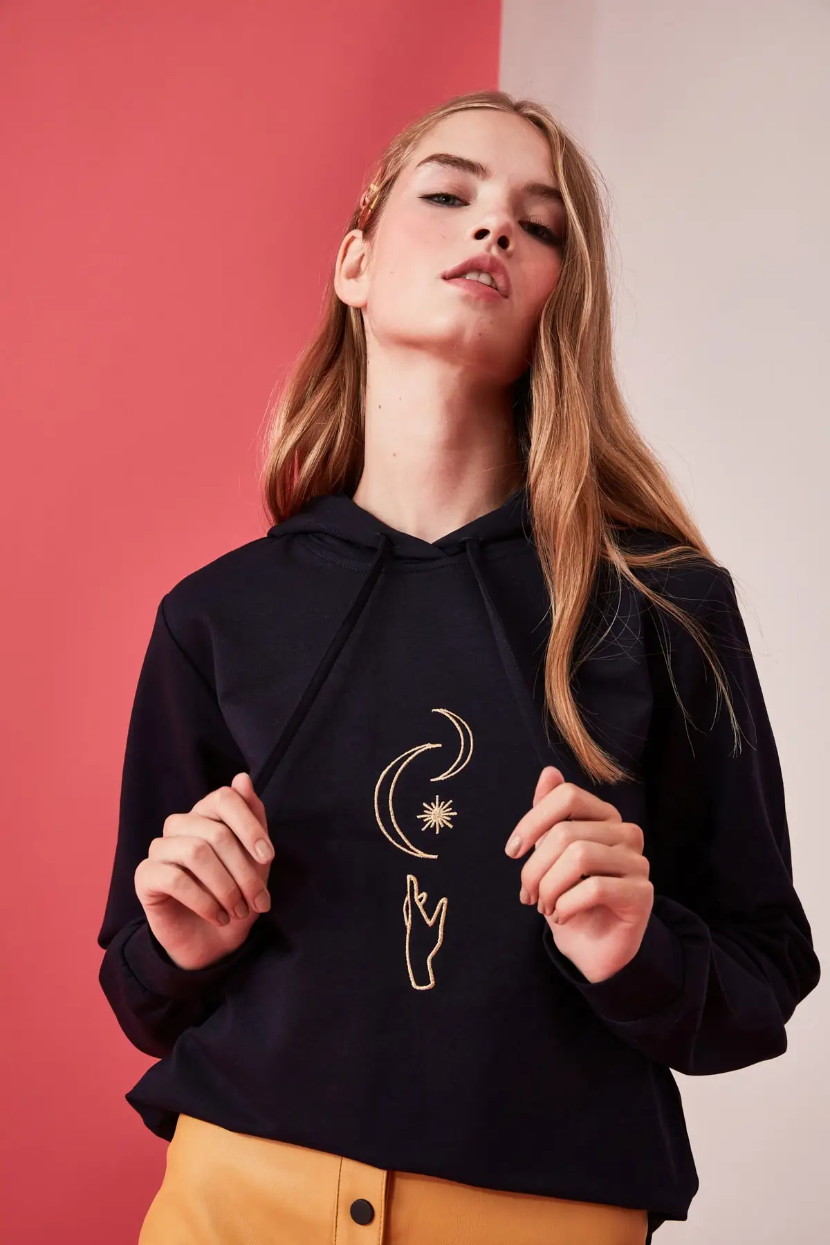 Трендовая Базовая Трикотажная Толстовка с капюшоном и вышивкой TWOAW21SW0341|Женские