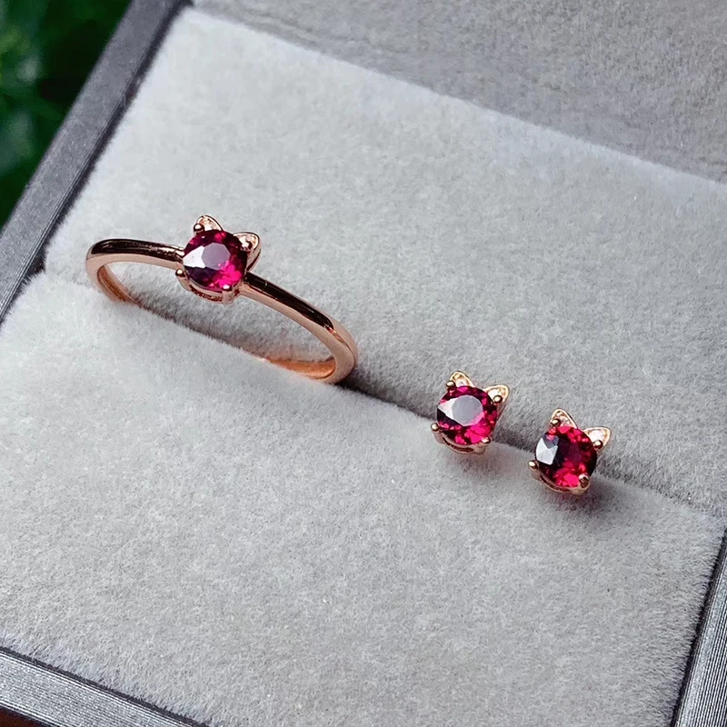 Комплект ювелирных изделий из серебра 925 пробы с гранатом