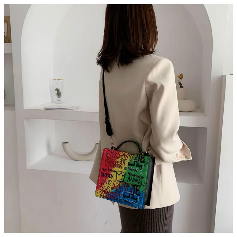 Женская винтажная сумка через плечо маленькая квадратная в стиле граффити