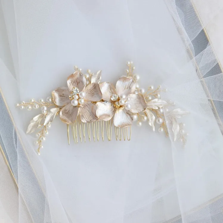 Гребень Нежный с жемчугом и цветком золотого цвета Ювелирное Украшение для волос