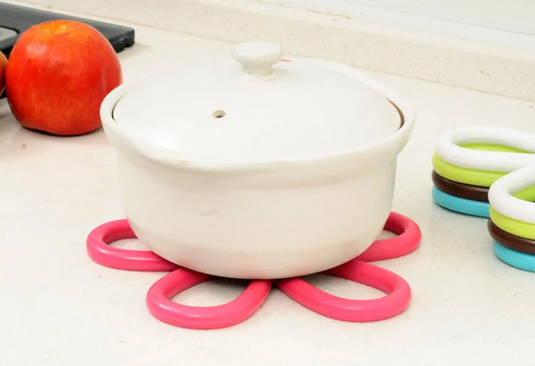 

Бесплатная доставка пластиковые подставки для кружек теплоизолирующая подкладка горшок держатель горшок чаша-ДЕРЖАТЕЛЬ pad лепестки цвет с...