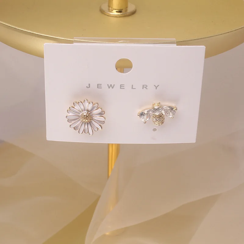 

Korean New Design Fashion Jewelry Copper Inlaid Zircon Bee Ear Studs Asymmetrical White Flowers Dripping Oil Female Earrings