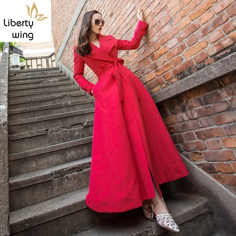 Фото Женское длинное пальто с поясом облегающее элегантное классическое красное