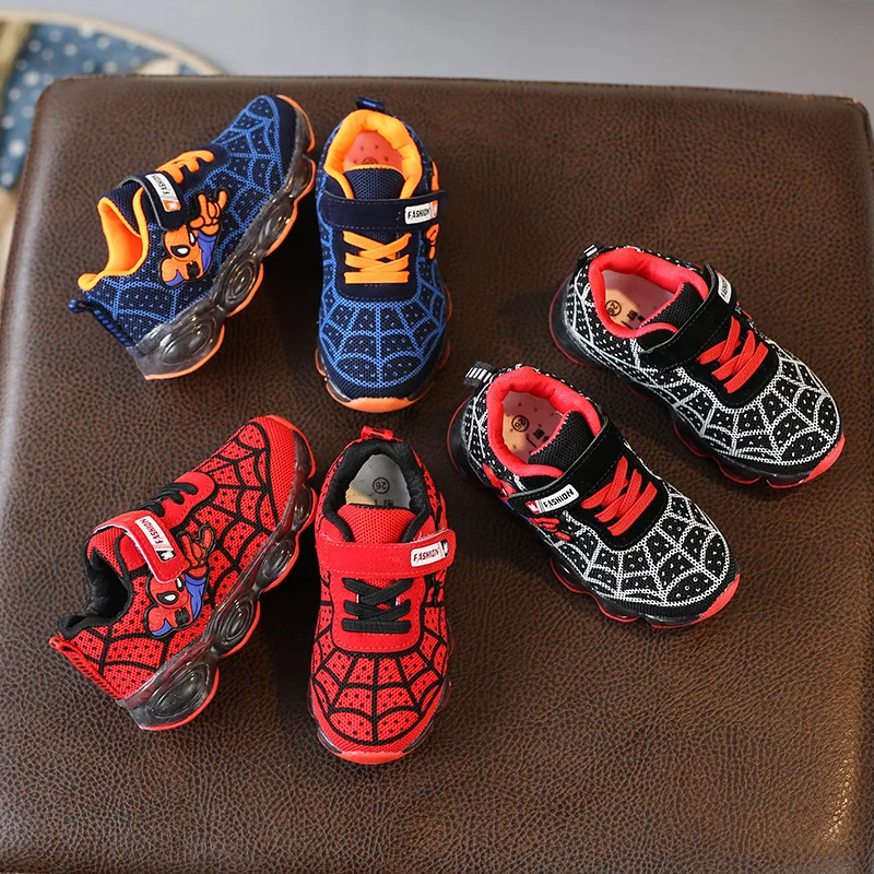 Спортивные кроссовки для мальчиков и девочек мультяшный Человек-паук светящиеся