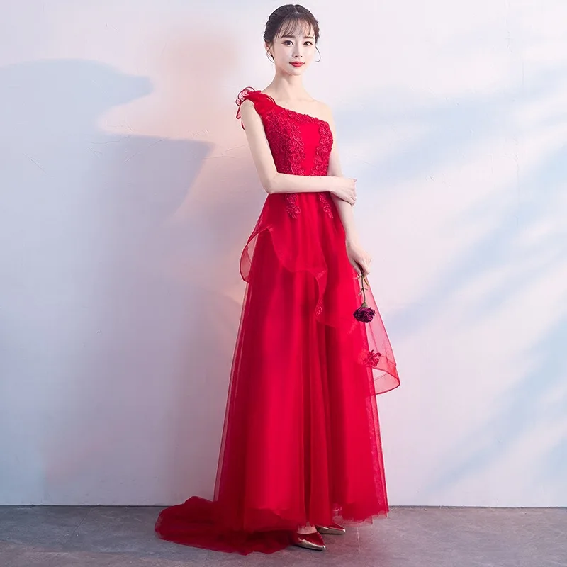 Красное женское длинное вечернее платье без рукавов с одним открытым плечом