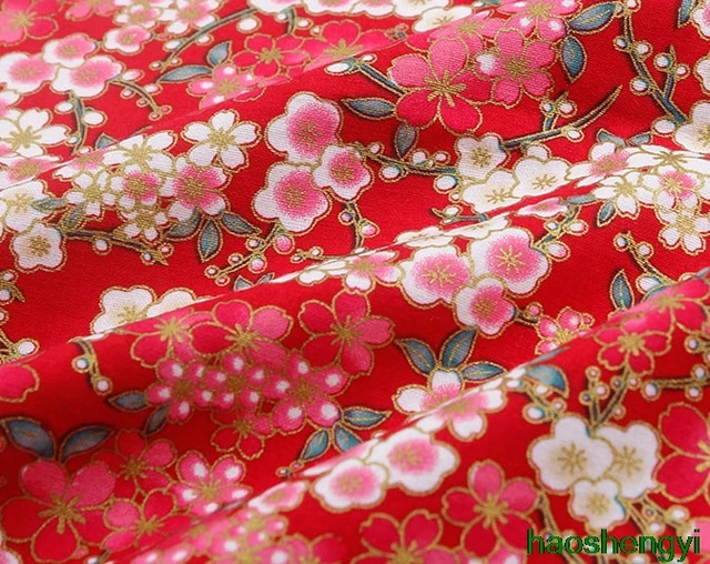 Ткань в руках. Шелк материал. Ручная ткань. Набойка по ткани 16 век. Ручная ткань.