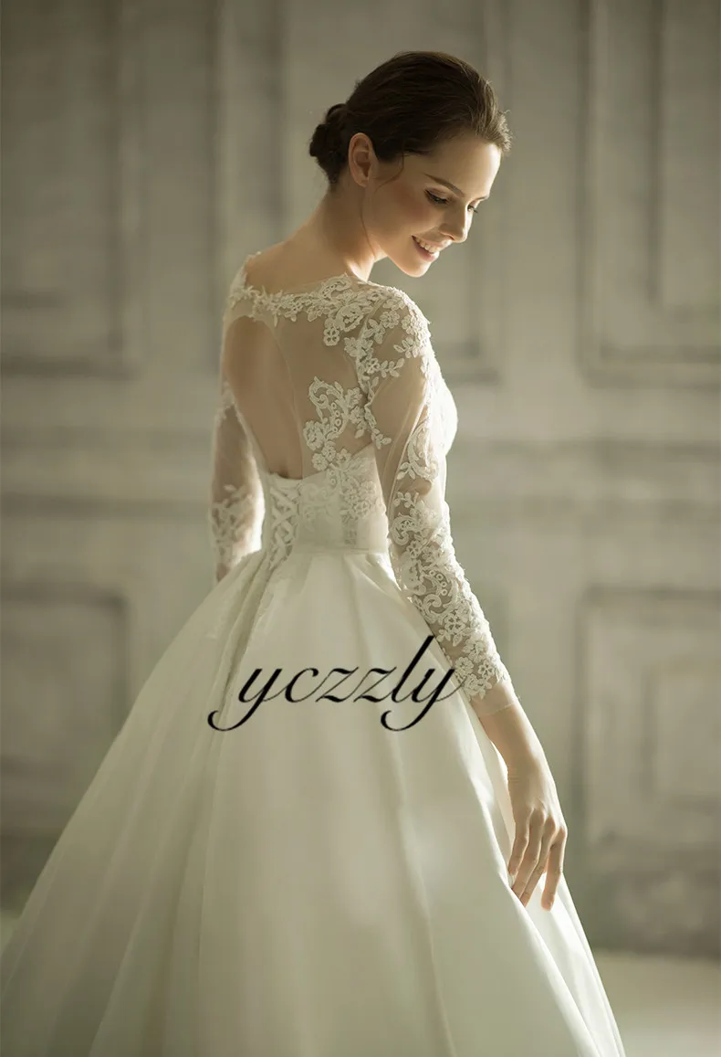 Элегантное бальное платье с круглым вырезом и длинными рукавами аппликацией