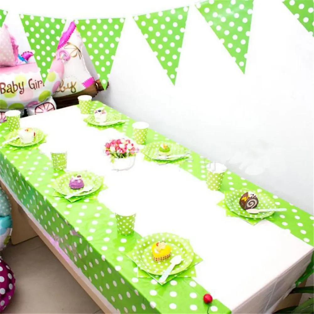 Аккуратная цветная скатерть в горошек одноразовая пластиковая вечерние