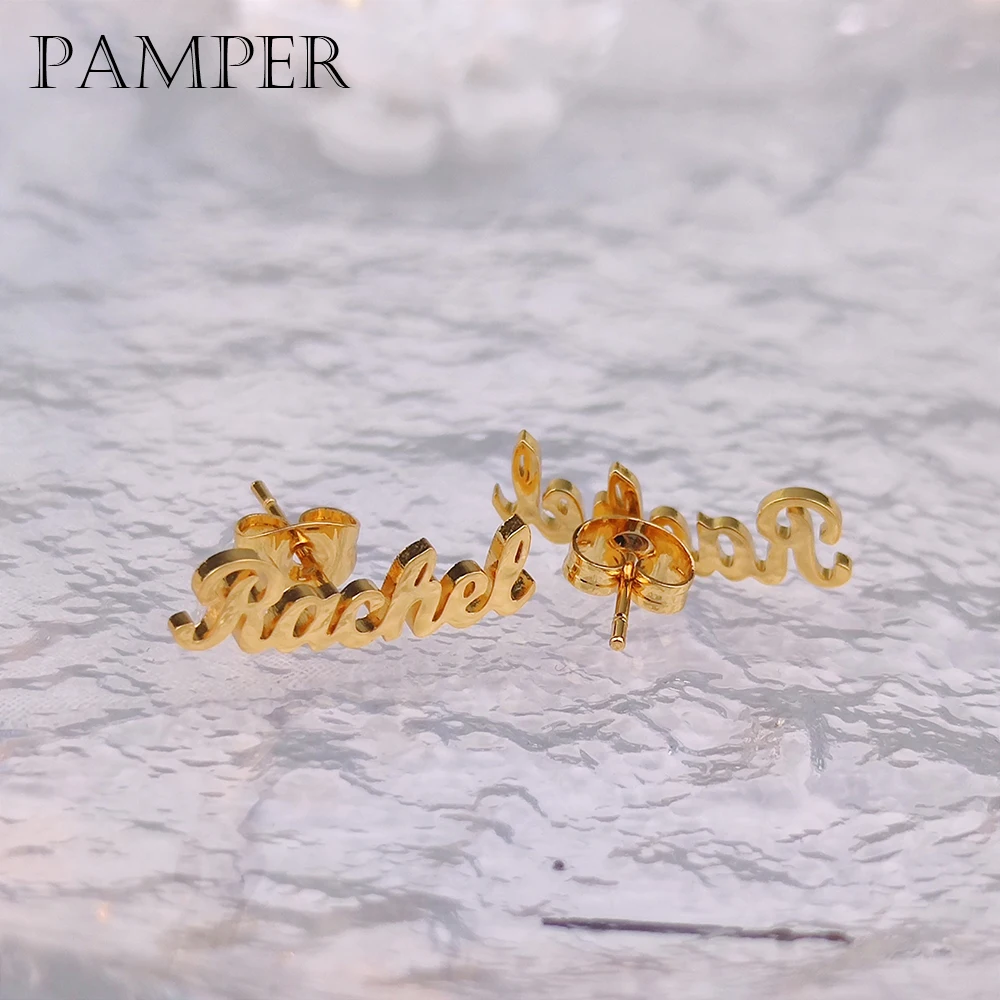

Миниатюрные именные серьги PAMPER для женщин, персонализированные именные таблички, аксессуары для ушей из нержавеющей стали, Эффектные серьги-гвоздики, подарок на Рождество