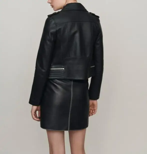 Женская короткая байкерская куртка из натуральной кожи черная стеганая на