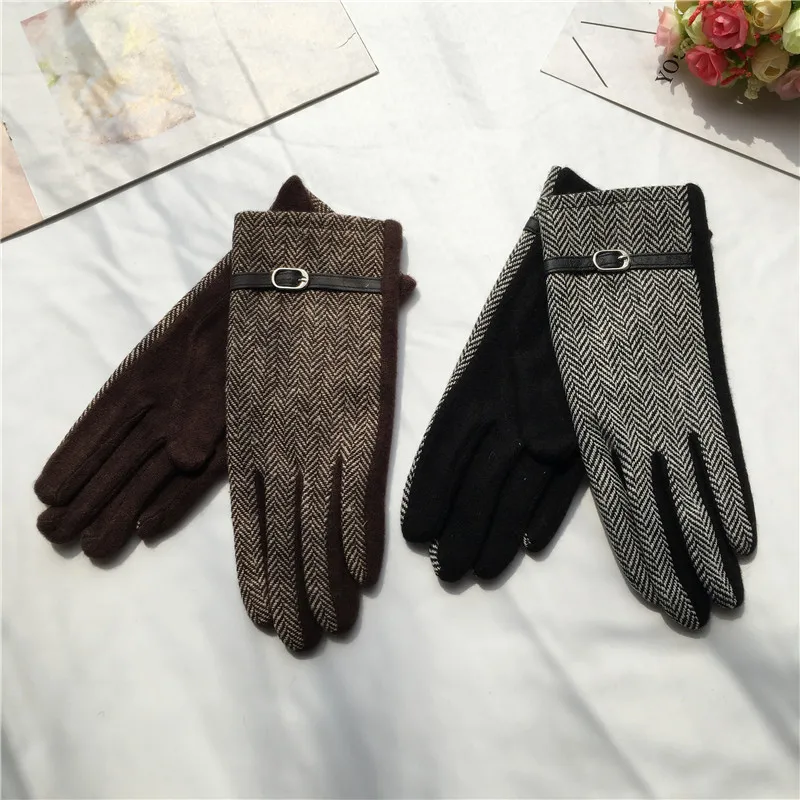 Классические тонкие перчатки осенне зимние кожаные с узором в елочку пряжкой и