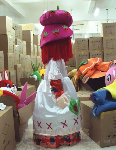 Милая розовая клубника фотокостюм Mascotte Lassock с розовыми пушистыми волосами белая