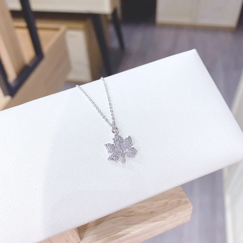 

Women's Maple Leaf Necklace New Style Fresh Japanese and Korean Fashion All-Match Light Luxury Clavicle Chain Pendant