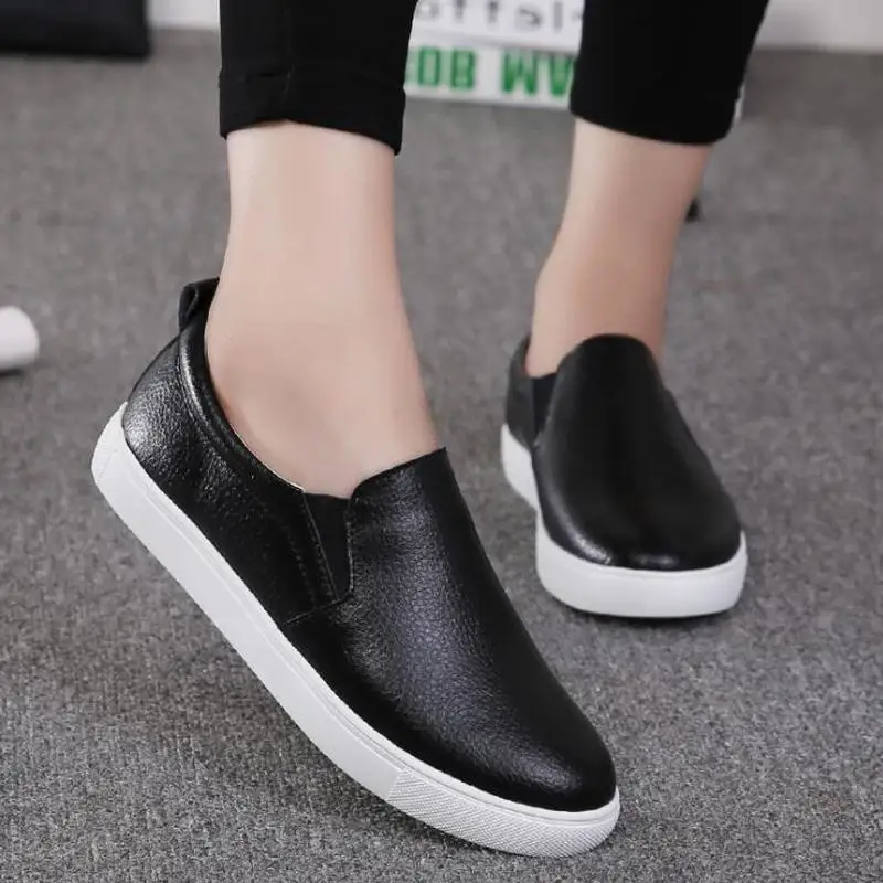 Весенние женские кожаные лоферы Модные балетки на плоской подошве серебристые