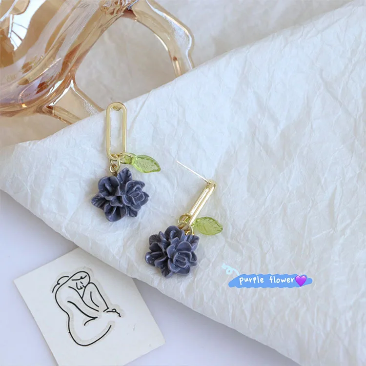 

Серьги женские в виде фиолетовых цветов, минималистичный дизайн на ветру