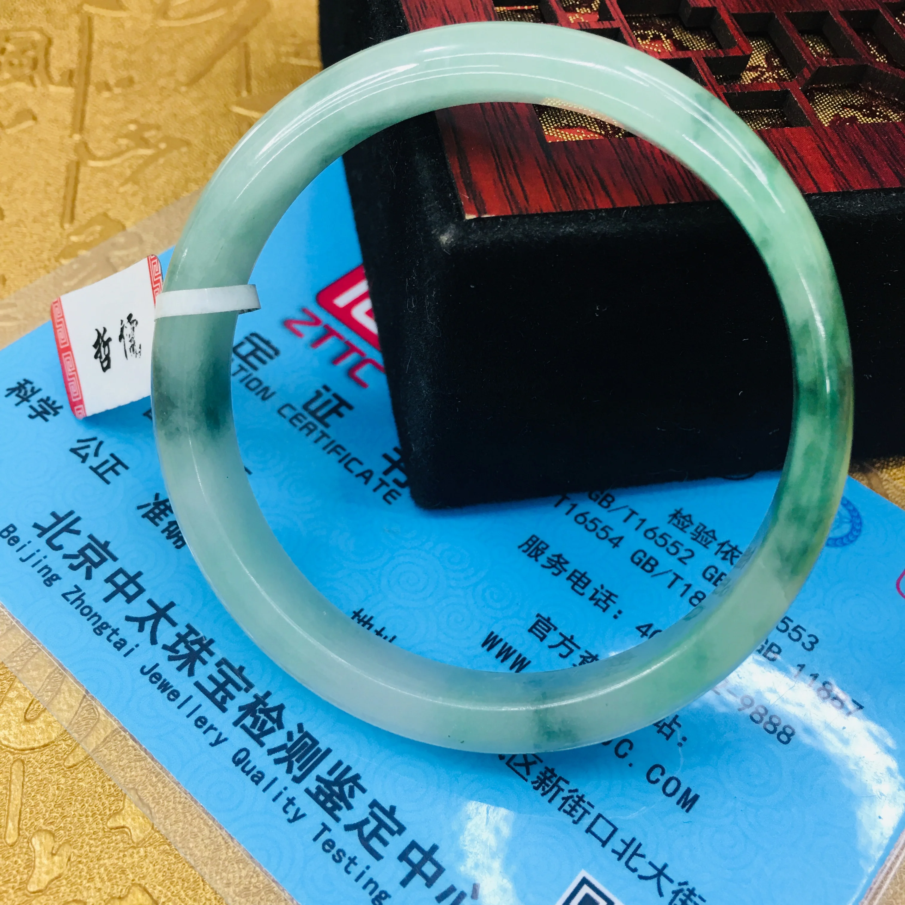 Отправить сертификат натуральные браслеты из жадеита резной ледяной зеленый 54-61