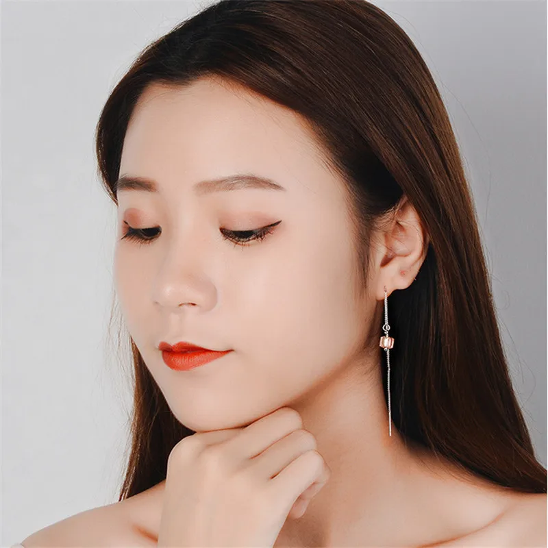 Минималистичные однотонные серьги-кубики с кристаллом из серебра 925 пробы