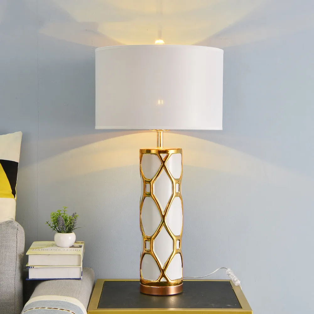 

Retro classic table lamp luxury Phnom Penh white ceramic table lamp bedroom living room home decoration Chinese bedside lamp