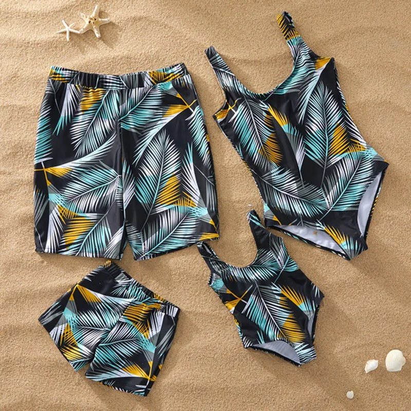 

2021 Family Look Leaf Swimsuits Mother Daughter Matching Swimwear Father Son Swimming Shorts Mommy and Me Bathing Suits Outfits