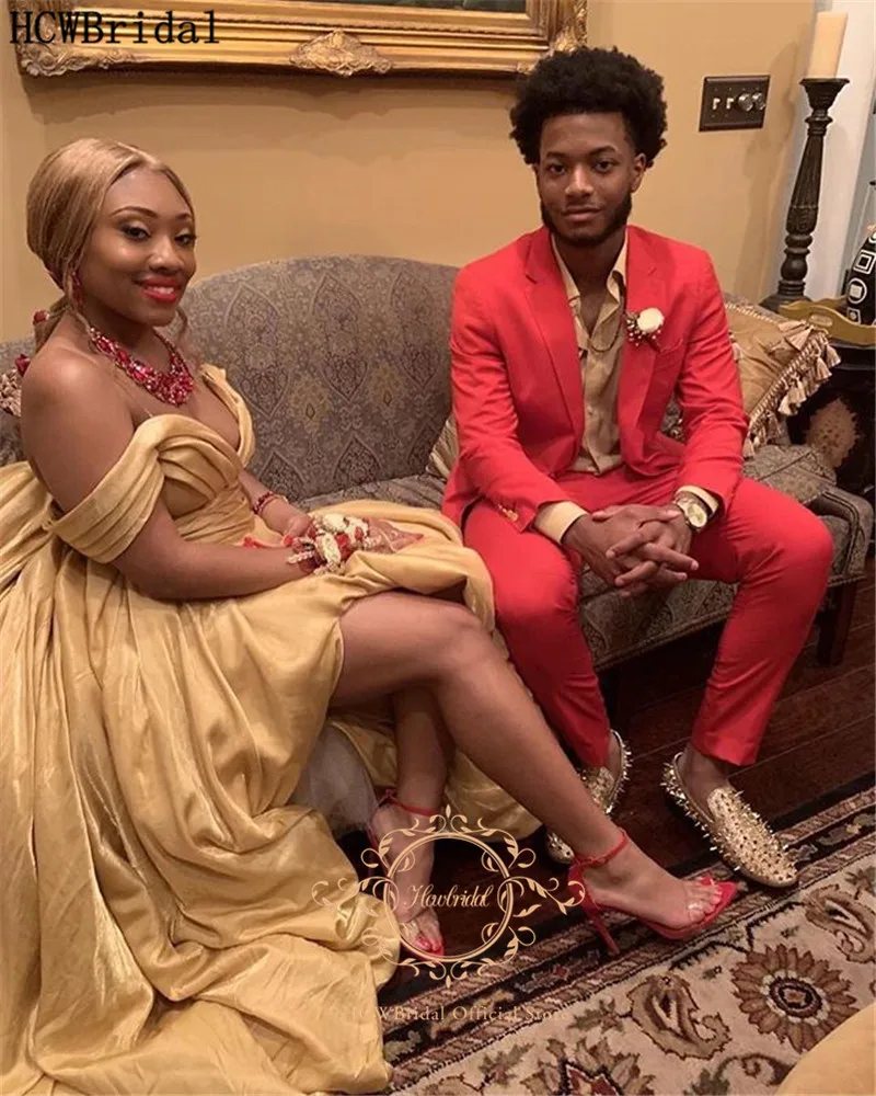 Атласное длинное платье цвета шампанского с открытыми плечами и Боковым