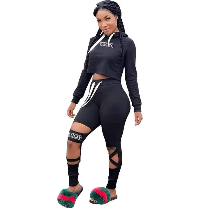 

Костюм спортивный из двух предметов, короткий топ с капюшоном и штаны