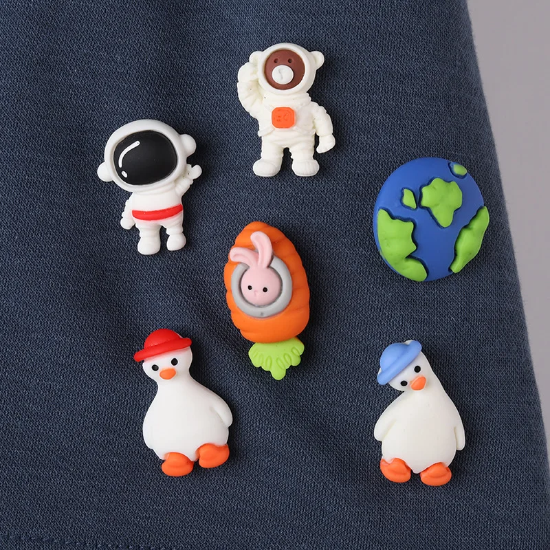 

1pc Lovely Plastic Resin Cute Brooch Astronaut Brooch Carrot Earth Bear Brooches Kawaii Cartoon Badge Jewelry Gift for Friends