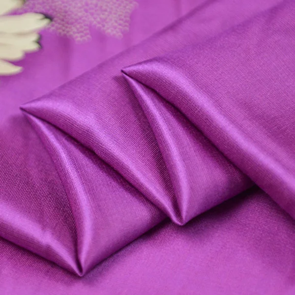 Цветочная на фиолетовом дне шелковая и хлопковая атласная ткань очень гладкая