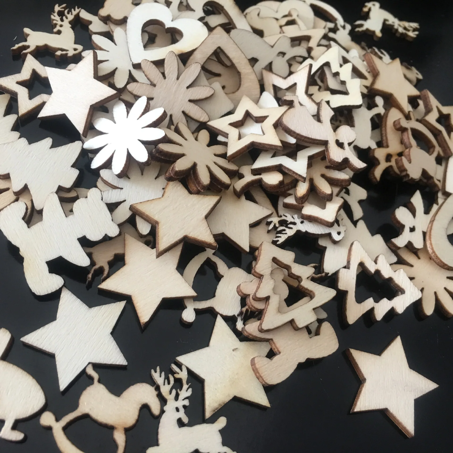 

100 Pcs Christmas Small Wooden Stickers Mixed Heart Xmas Tree Angel Elk Star Flower for Diy Elf Christmas Party Decoration