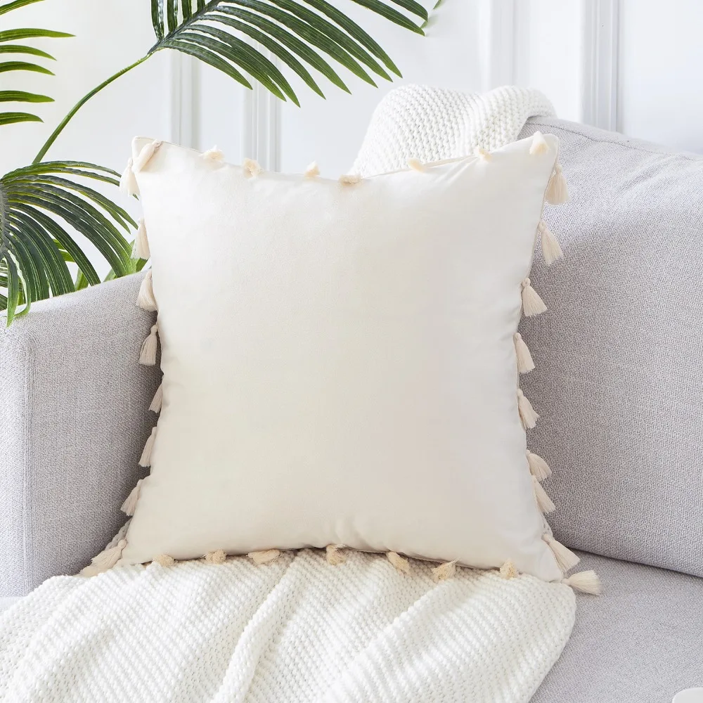 Бархатная наволочка с кисточками для дивана однотонная плюшевая прямоугольная