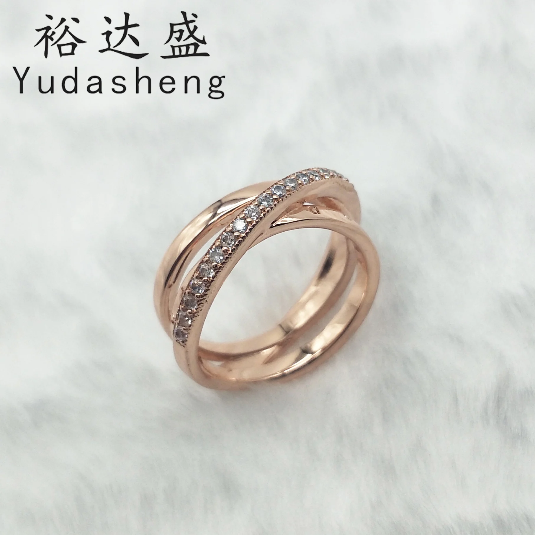 

interlaced three-ring ring. The outer ring is paved with transparent cubic zirconia