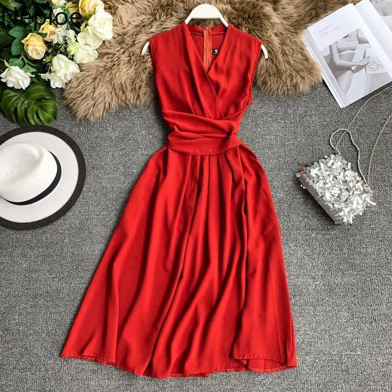 Женское облегающее платье без рукавов с v-образным вырезом и перекрестной