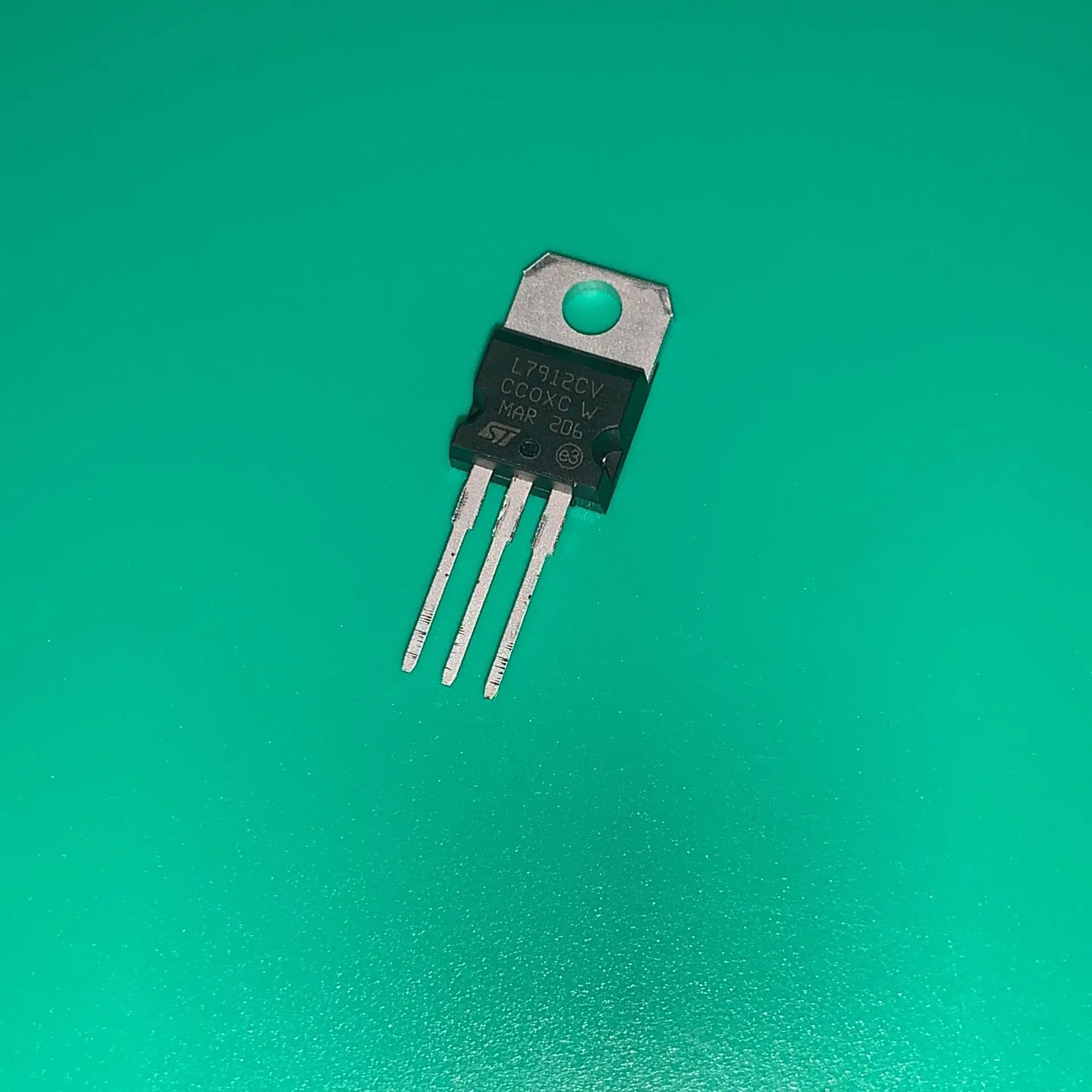 

20pcs/lot L7812CV TO220 L7812C V POSITIVE VOLTAGE REGULATORS IC REG LINEAR 12V 1.5A TO220AB L7812 CV L 7812CV L7812V