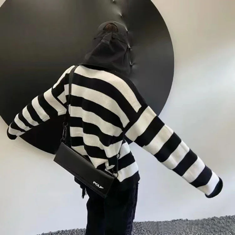 

Вязаный свитер с вышивкой для ранней осени