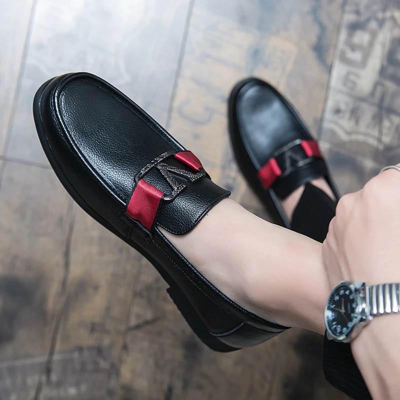 

2021 New Men's Shoes Fashion High-end Solid Color PU Classic Lychee Pattern Metal V Comfortable Business Casual Loafers KS043