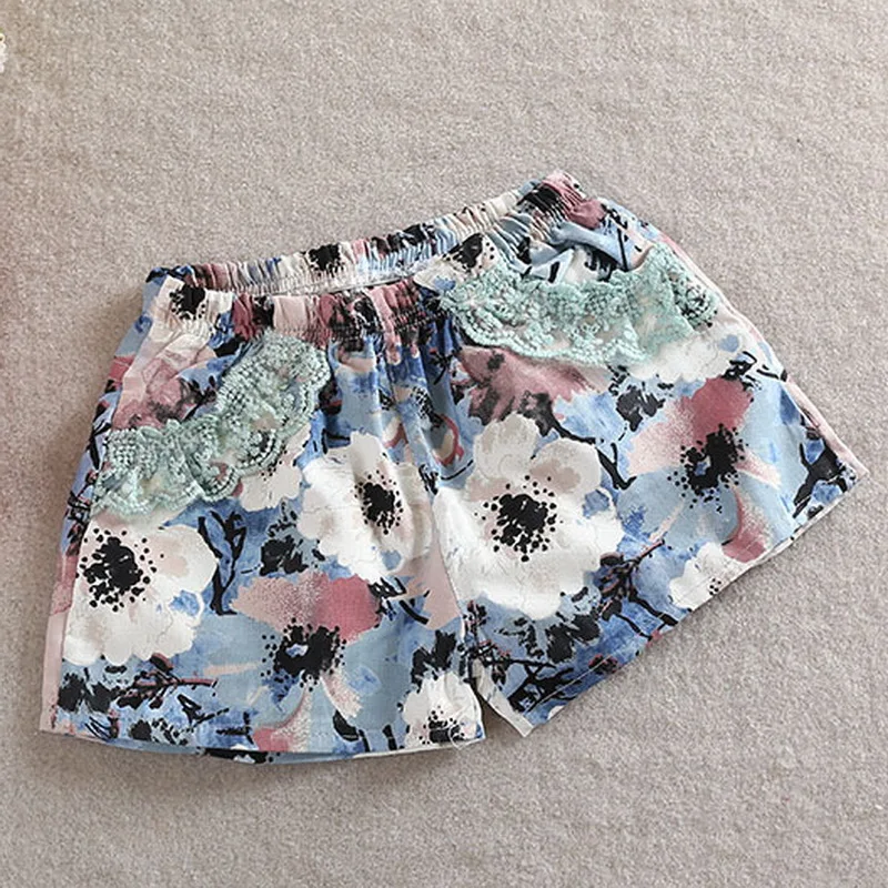 Детский шифоновый комплект из футболки на бретельках и шортов с цветочным