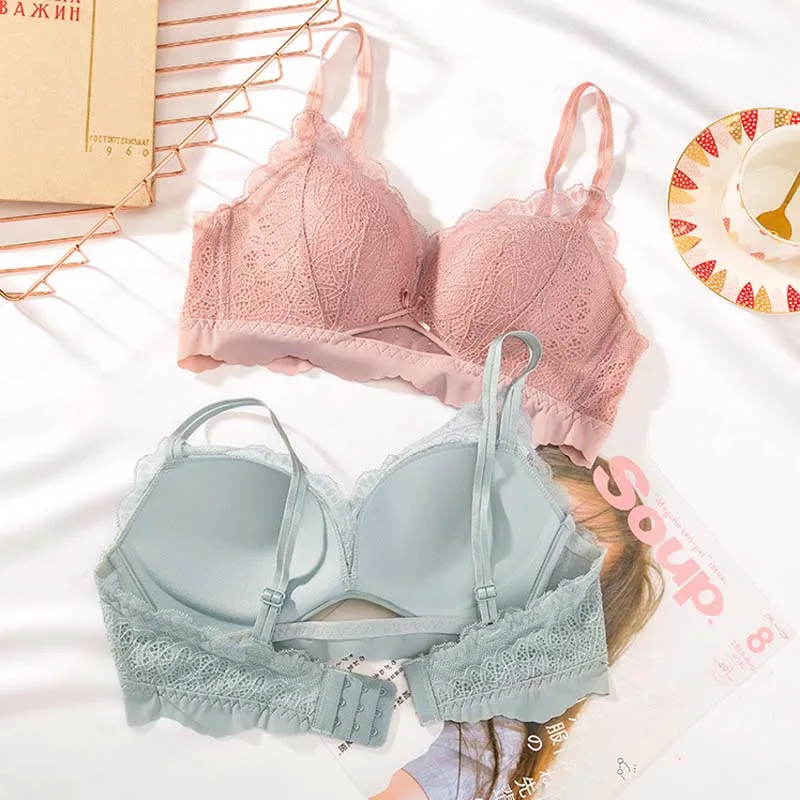 Комплект женского кружевного нижнего белья из трусов и бюстгальтера без