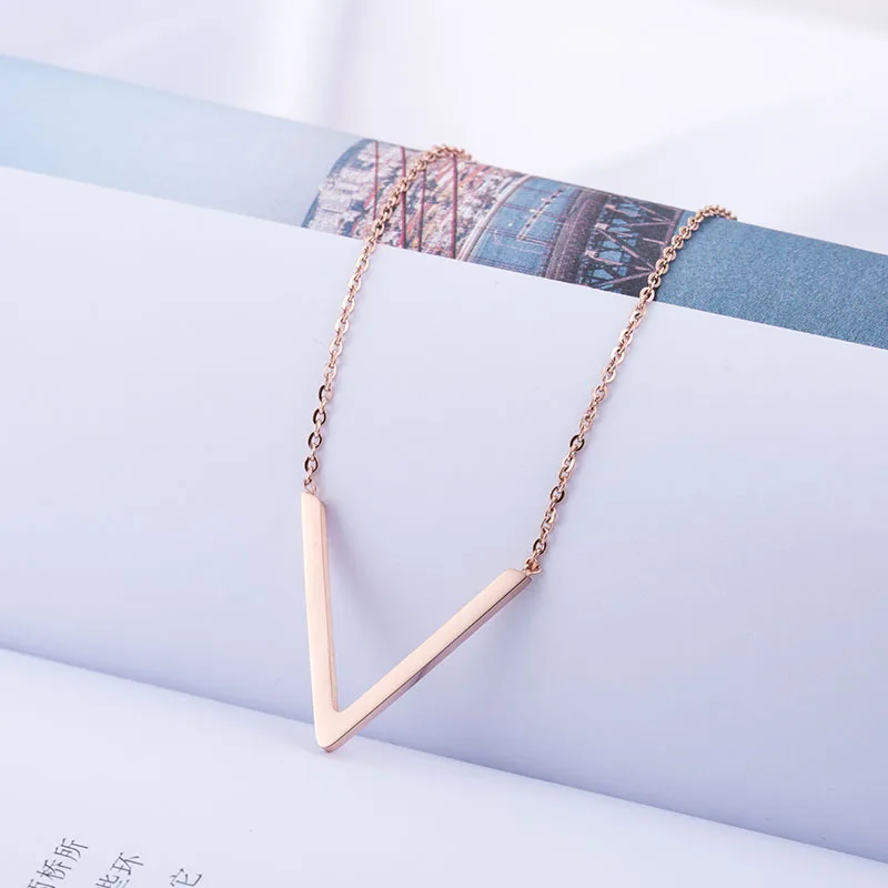 

VOERYNT Korean Titanium Steel Plated 18K Rose Gold V-shaped Pendant Necklace Trend Clavicle Chain Necklace Wholesale